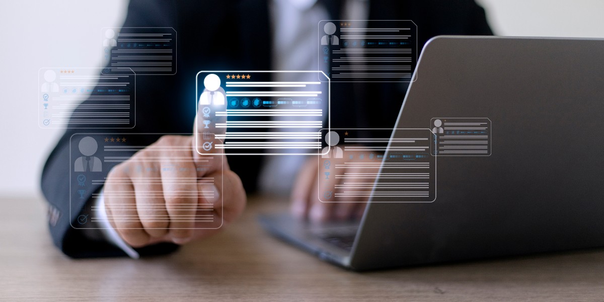planificare resurse umane, barbat la laptop care foloseste o aplicatie de planificare resurse umane, concept | shifin