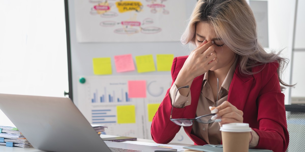 epuizare profesionala, femeie la birou care da semne de suprasolicitare si epuizare profesionala | shiftin