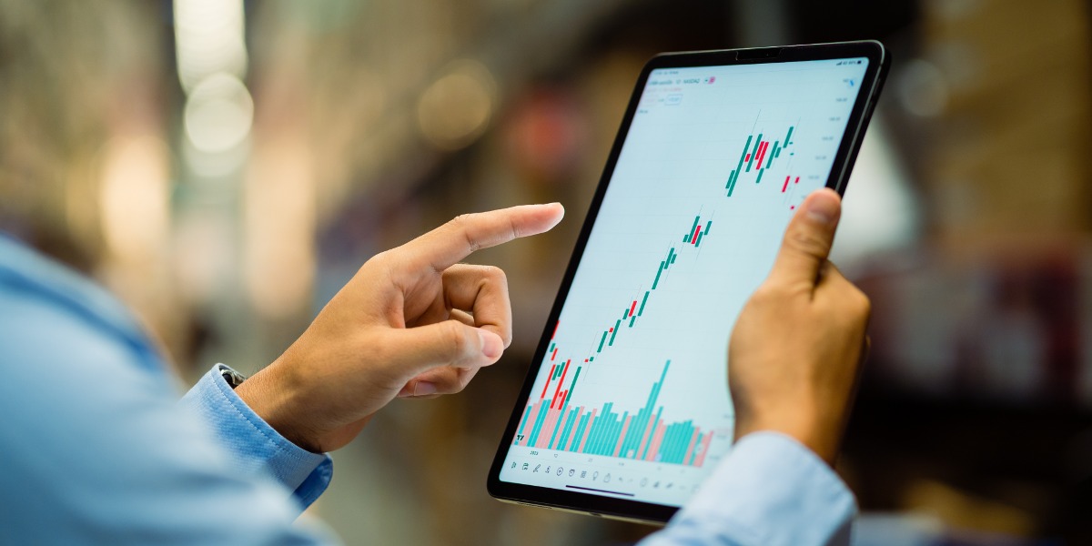 managementul turelor de lucru, coordonator care planifica ture de lucru ale angajatilor si urmareste graficul pe o tableta | shiftin
